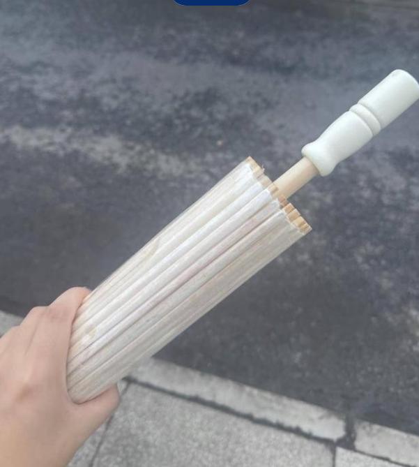 成都，女子在网上买了一把油纸伞，却不小心将地址写错了，发到了其他地方，到货后，她