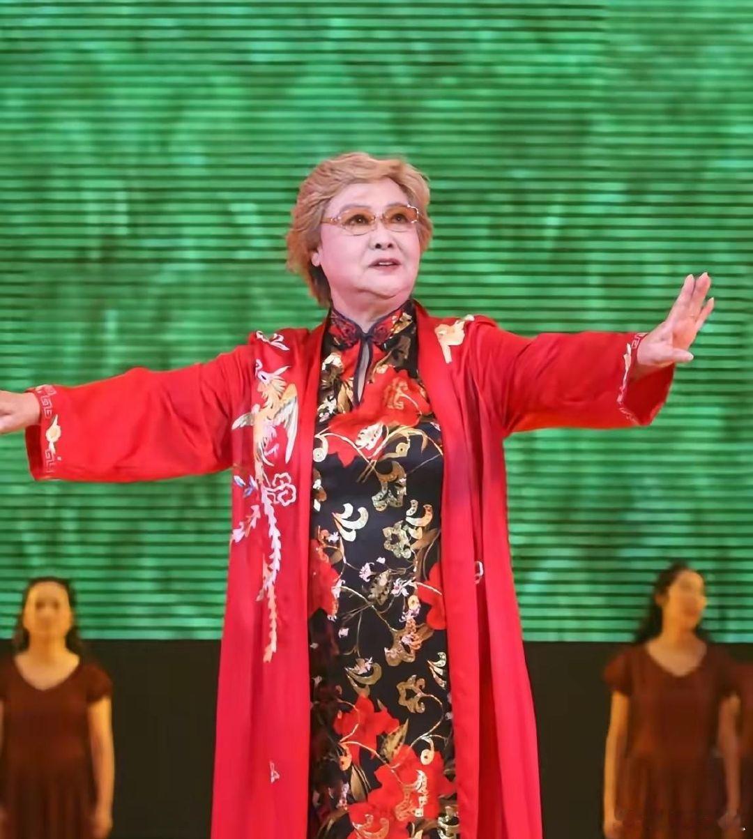 为什么郭兰英能活将近百岁？原因很简单，不是因为基因，而是因为郭兰英她一辈子唱歌和
