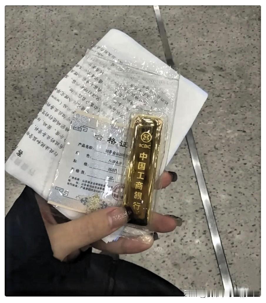 看了今天的金价，
感觉整个五一都过不好了。
 
5月3日，金价从1022跌到10