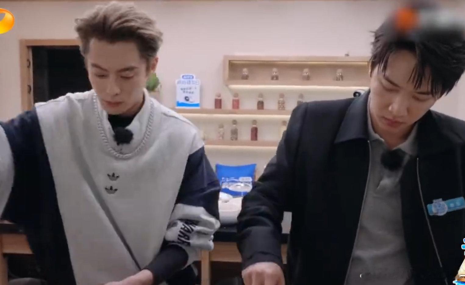 王鹤棣给白鹿做蛋炒饭 从一句 “我一口没吃” 到专属蛋炒饭，王鹤棣也太宠了，这对