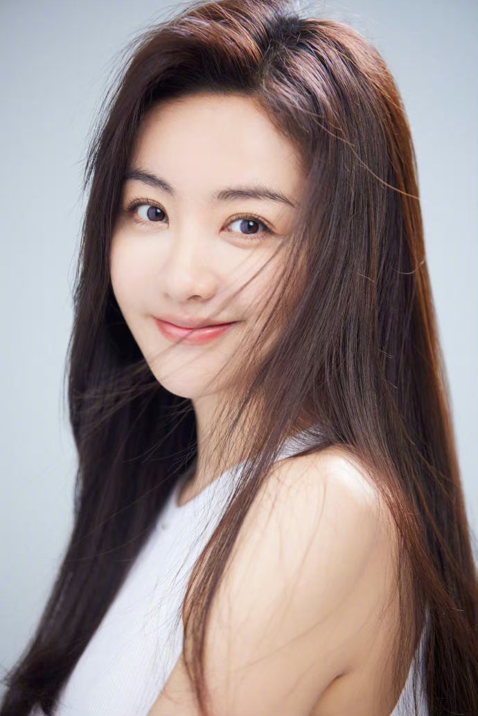 #杨蓉43岁状态#杨蓉43岁生日写真，说23岁也有人信吧？单身不婚不育就是好！ 