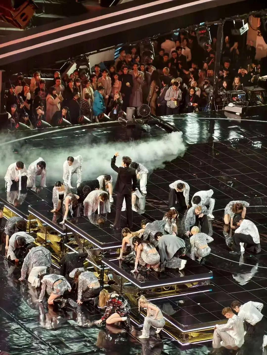 肖战跨年夜表演时原来有这么多艺人在旁边候场  感觉被这么多帅哥美女看会不自觉紧张