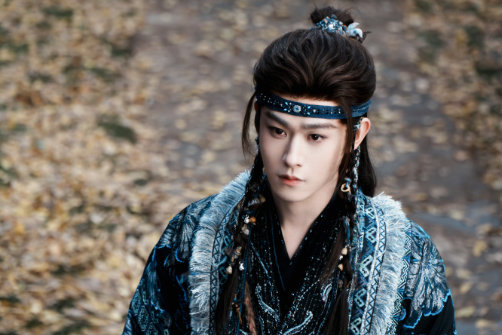 田嘉瑞鳞光映世  田嘉瑞寄灵人设 赴鳞光之约，怀灵韵之心，田嘉瑞寄灵立世，守护人