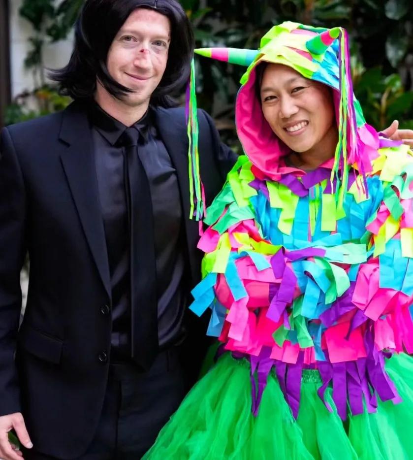 脸书的创始人和他的老婆的万圣节造型，原来大佬也会搞怪。带着假发的扎克伯格莫名地搞