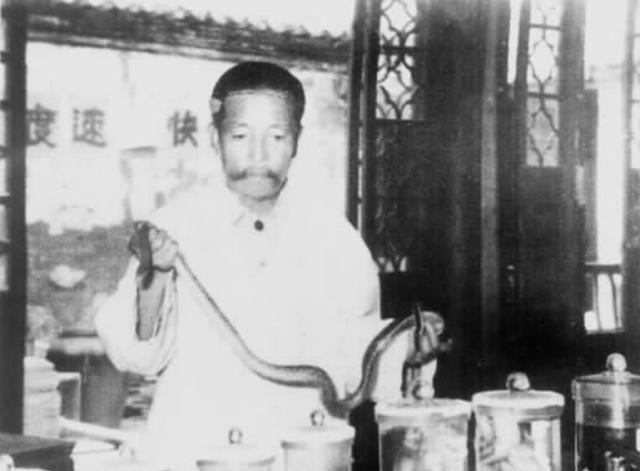 1955年，一个走江湖的男子故意让毒蛇咬自己的舌头，等蛇释放完毒素后，他一口咬下