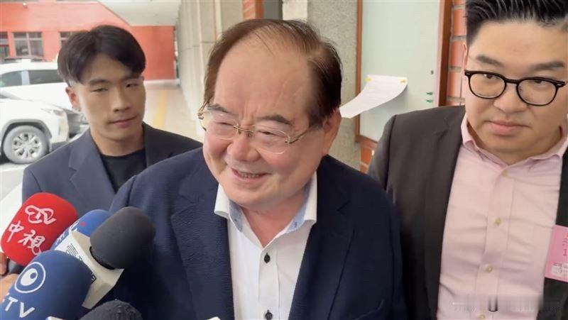 追踪器到底谁装的？李乾龙3字回应了

尹乃菁指控赖清德在李乾龙座车安装追踪器，然