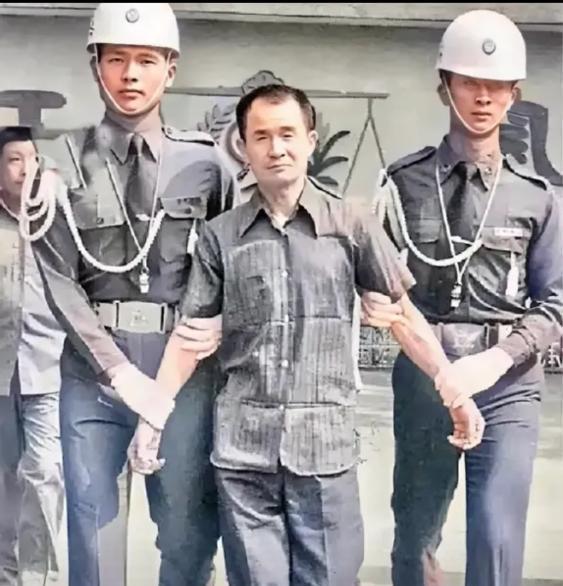 1982年，被判死刑的抗战老兵李师科，即将被押赴刑场，他换上了崭新的短袖衬衣，理