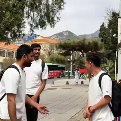 这可不是夸张。最近一段视频在中东抖音爆火：博主带两位巴铁好友挑战泰山，出发前两人