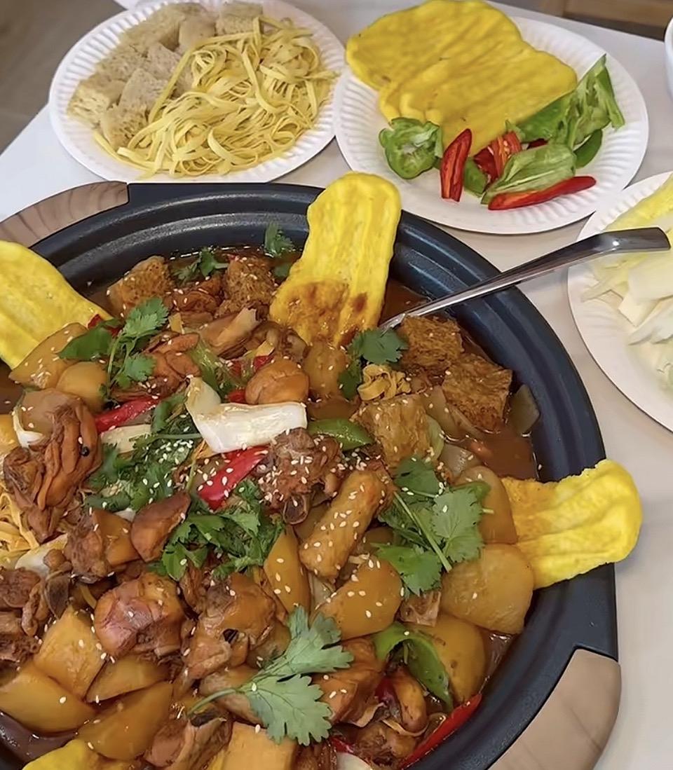 色香味俱全的家常炖菜，搭配爽口的凉菜，一顿丰盛的家常饭！🍲🥗🍜
