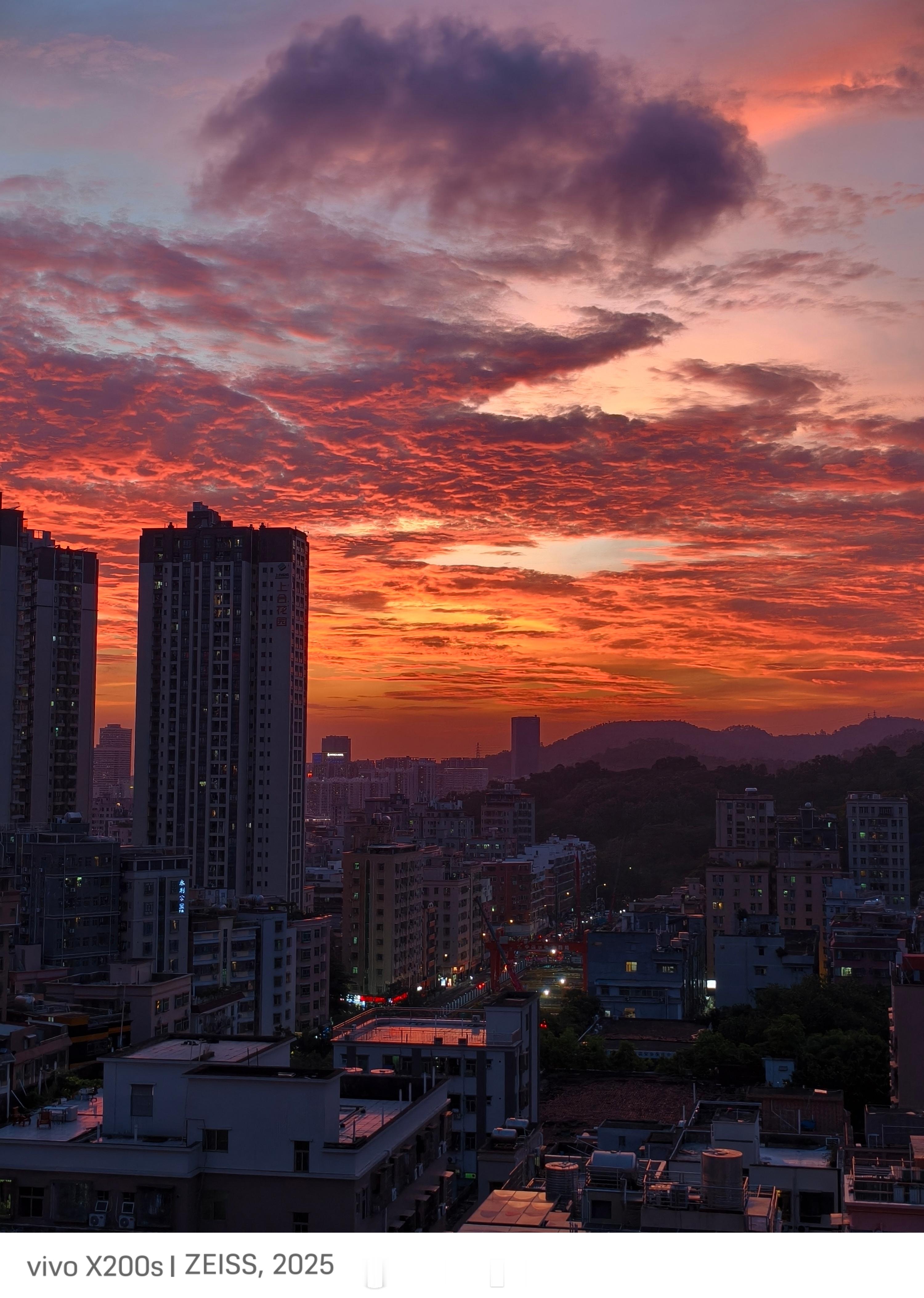 哇！今天又是什么世纪晚霞吗[淡淡的]也太好看了吧[泪]台风天的晚霞真的好好看了吧