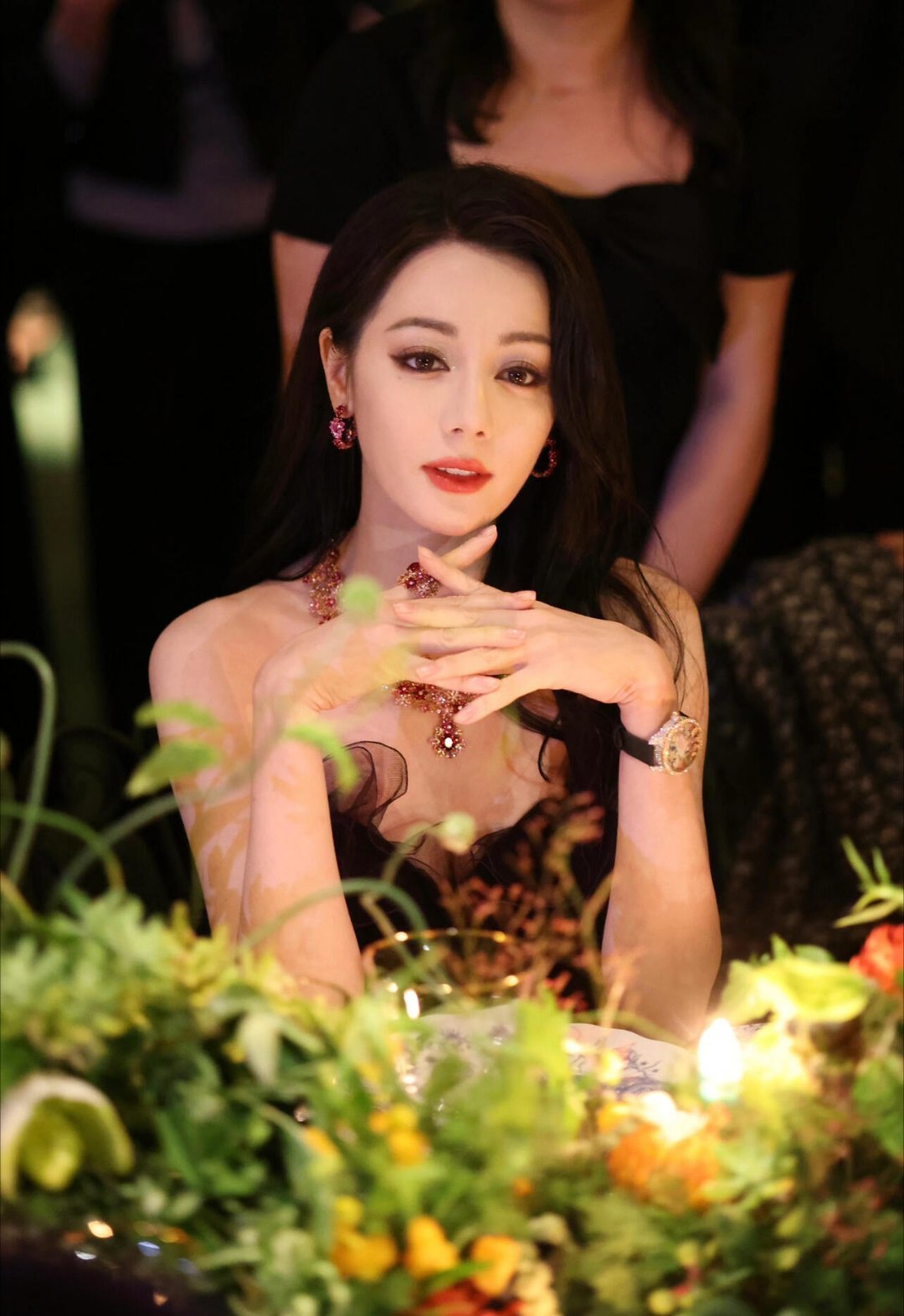 晚宴的迪丽热巴～美疯～彻底疯狂这个女人的美貌太闪耀了一颦一笑，一举一动，尽显优雅
