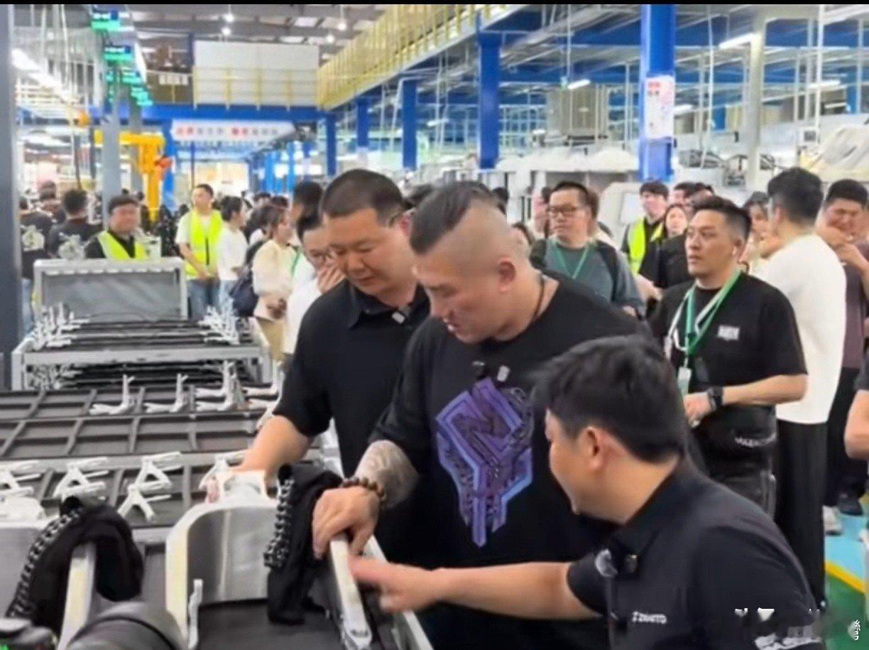 館長訪問張雪機車搭上老謝明明是超棒一集的直播訪談結果卻被台媒斷章取義說館長「翻車