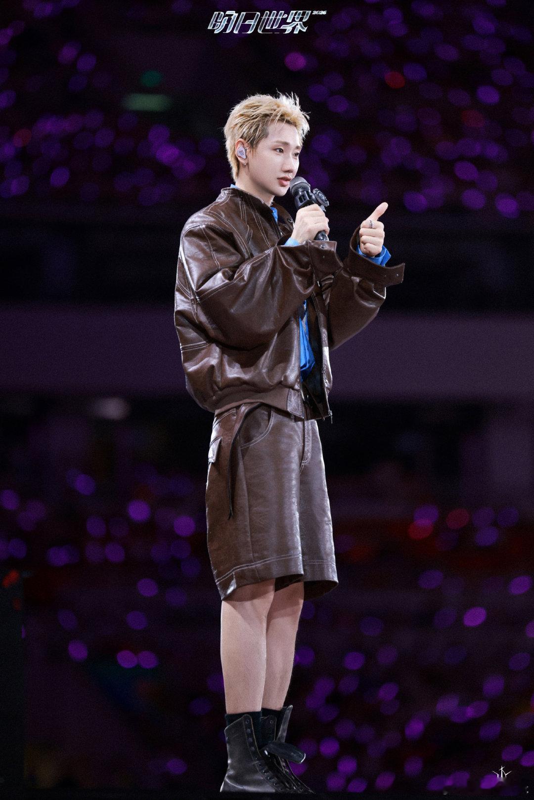 汪苏泷看了都震惊的大炮 别人演唱会带手机应援，你们直接扛大炮赴约，主打一个给偶像