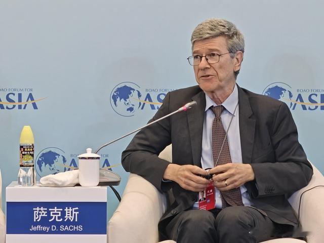 美国著名学者杰弗里•萨克斯表示：只占世界人口不到4%的美国，高估了自我，总觉得自