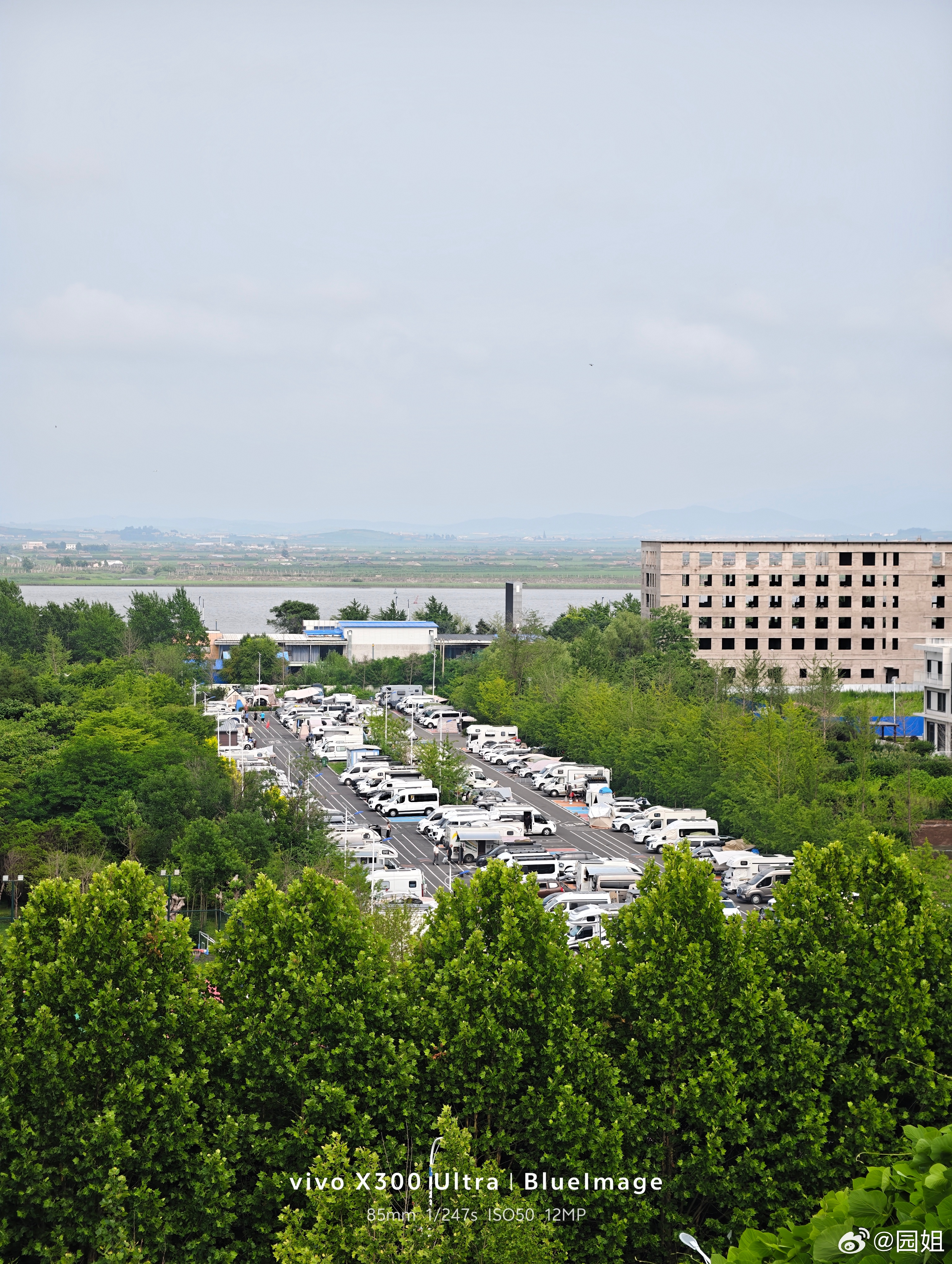 丹东房车露营基地，很多自驾游的都在这里休息整备，依山傍水，环境很好。欢迎大家自驾