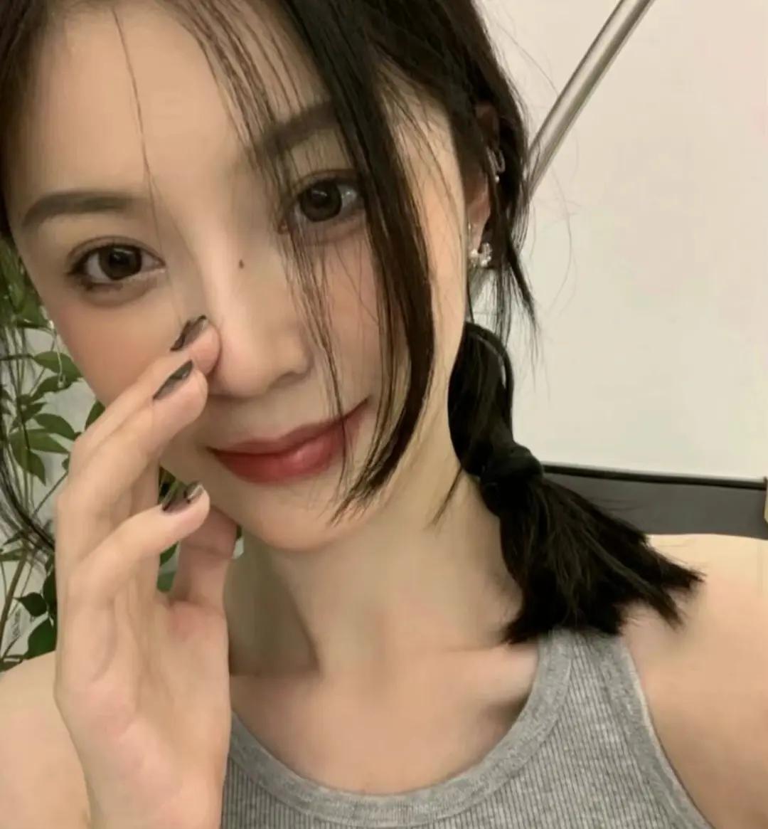 冬日生活打卡季 玉颜如花映，笑靥似春风。