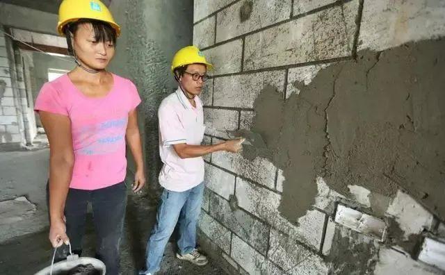 工地上混住在一起的“假夫妻”，夜里会尴尬吗？工人道出辛酸内情！

农民工们背井离