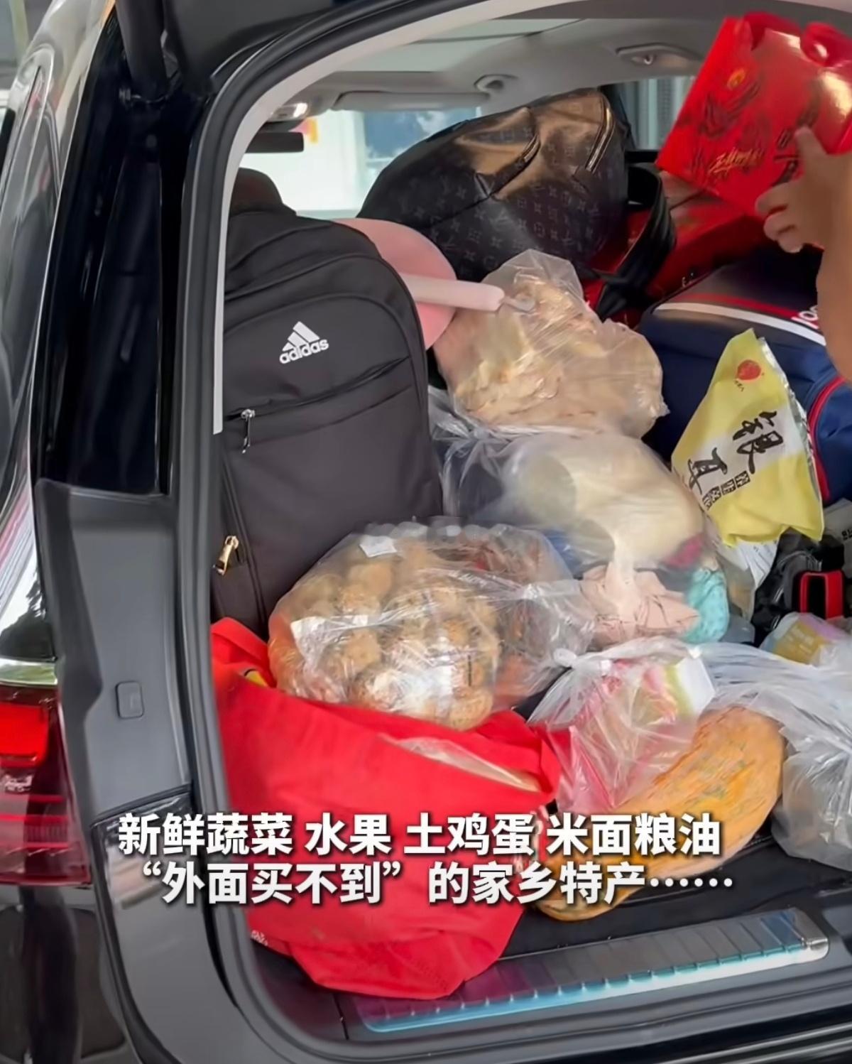 假期返程真的需要一个超能装的车国庆返程，爸妈蹲在车旁塞这塞那，嘴里还念叨怕我在外