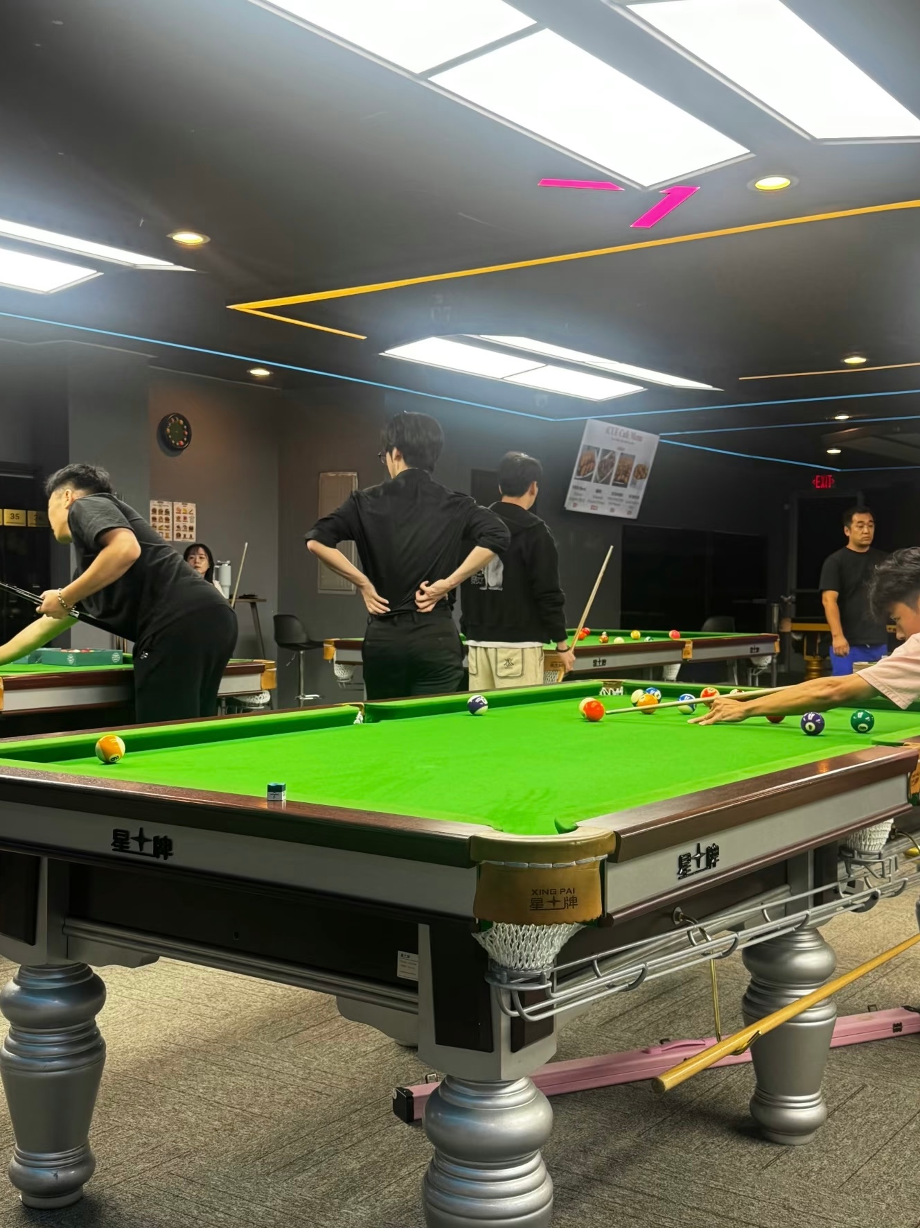 洛杉矶偶遇沈泉锐打台球朋友差点帮我要了沈泉锐微信 那属实很幸运了 ​​​