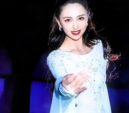 佟丽娅蹲下来问群演“吃饭了吗”的时候，对方连工资都还没拿到。

我跟你说，就这一