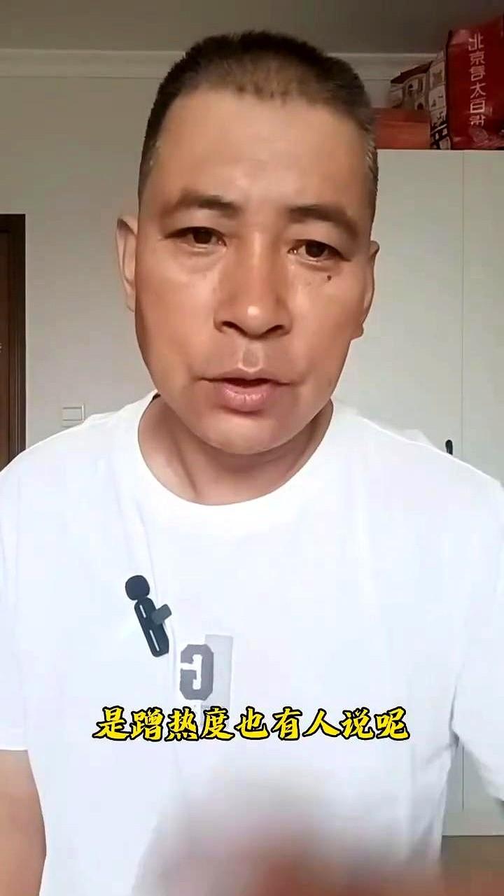 权威大媒半月谈的镜头，竟然对准了争议不断的董路。

专访视频一发，评论区直接炸锅