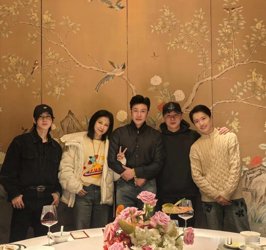 陆毅50岁了啊，曾经的白月光男神，其实一点也没变老。[呲牙]
他参加综艺《披哥》