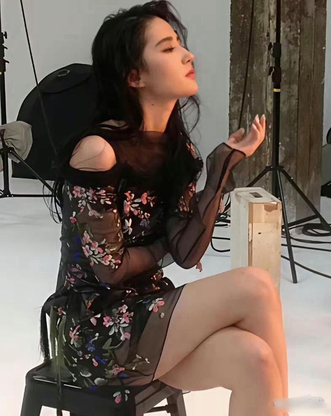 看到刘亦菲这现场生图，也是瞬间释怀了 