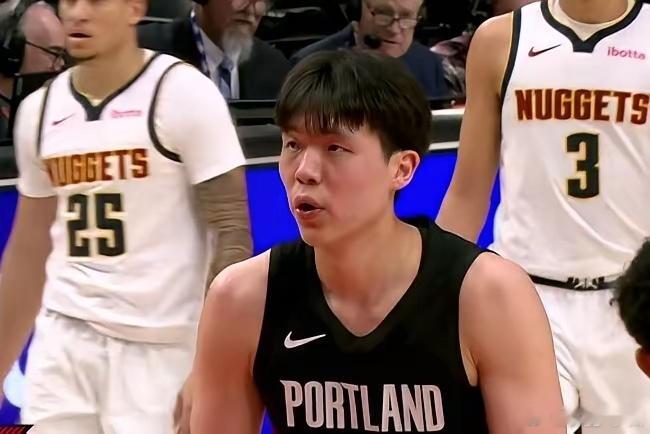 篮球场上，有时候结果并不那么重要，重要的是那份态度和坚持。杨瀚森四罚不中，但我却