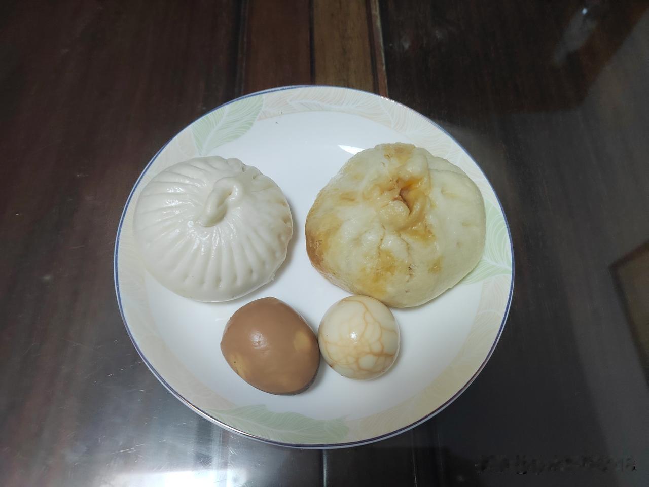 今天农历正月十一，南京市天气阴沉沉的，气温6～11℃，风大湿冷，太阳已开启休假模