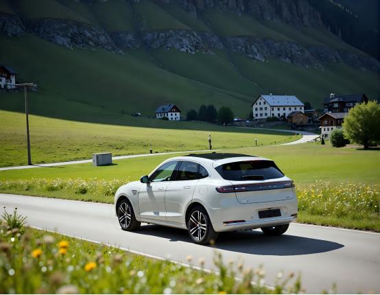 前段时间看到新疆往返机票都超6000块钱了，索性开车自驾过去，然后就开着问界新M