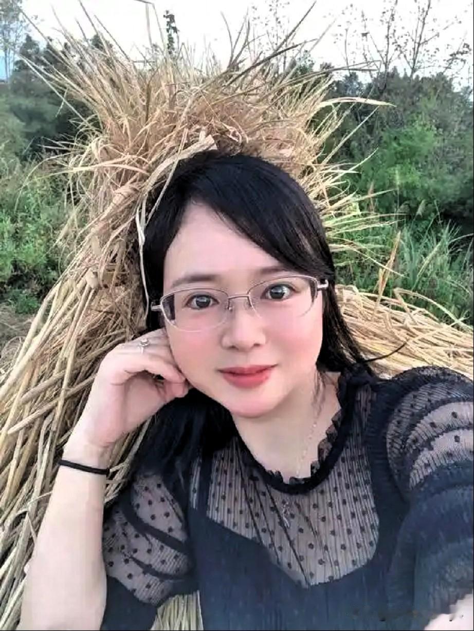 公职阶层的律师，理应是法律正义的坚决捍卫者。
然而，从先前的周君红和当下的黎孟龙