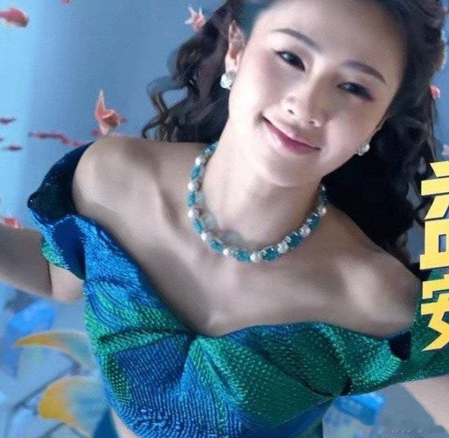 这广告咋想的啊，你自己看看好看吗？是跟白鹿有仇吧[允悲][允悲][允悲]#白鹿#