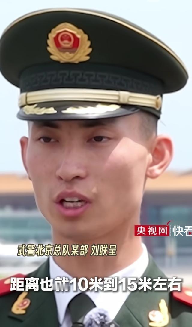 特朗普飞机机翼擦身而过，距离仅10到15米。 武警北京总队 某部刘朕呈回忆道：当