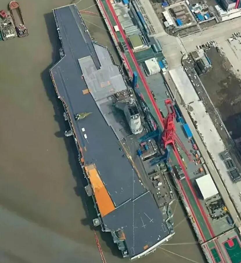 福建号甲板涂装接近完成，即将迎来试航阶段
 
近期，中国首艘电磁弹射航母“福建舰