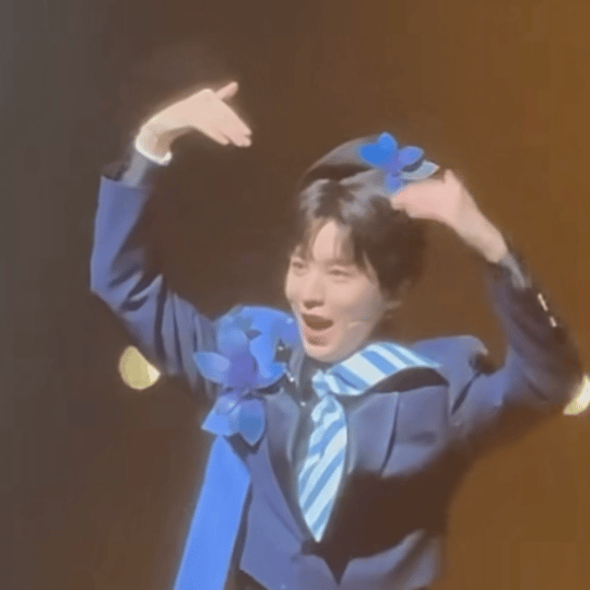 王俊凯话剧谢幕给观众比心报告！捕获一只在谢幕时偷偷发射可爱光波的演员凯！ 在庄重