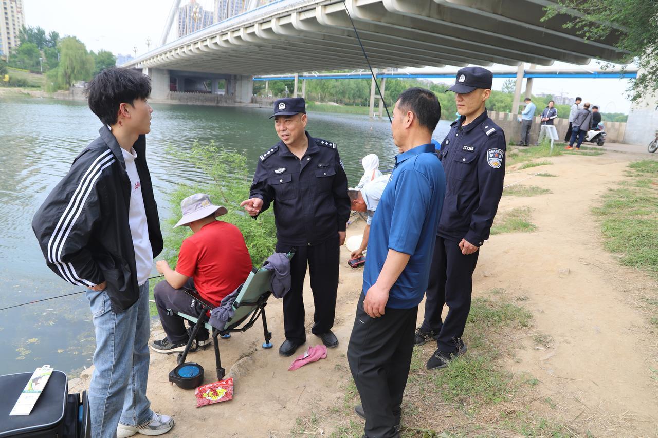 七里河畔“警”色美——探访“五一”假期安保一线

五月的邢台市七里河畔，天蓝水碧