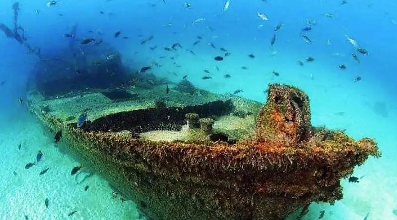 1946年，美国一潜水专家到鄱阳湖打捞日本人的沉船，谁知湖底突然涌起漩涡，将其卷