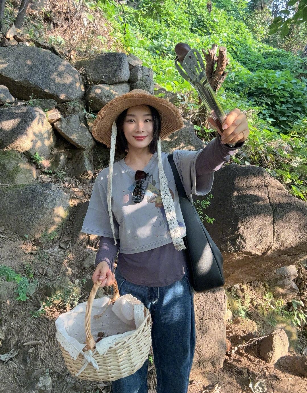 发现没？袁珊珊摘栗子的这个造型，也太有视觉冲击力了吧……

首先是她戴的那个帽子