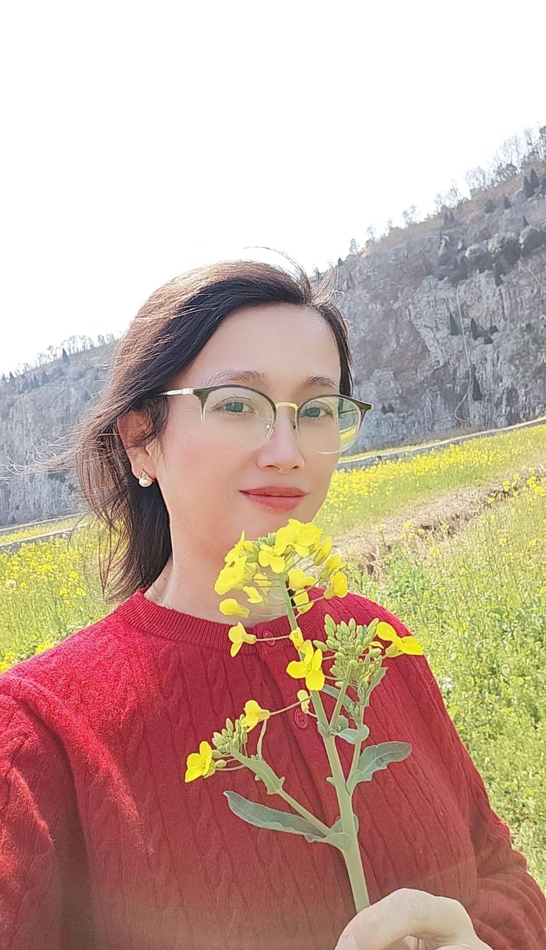 @忘忧: 春会来，事会顺，花会开，心会安。岁岁常欢愉，万事皆胜意。