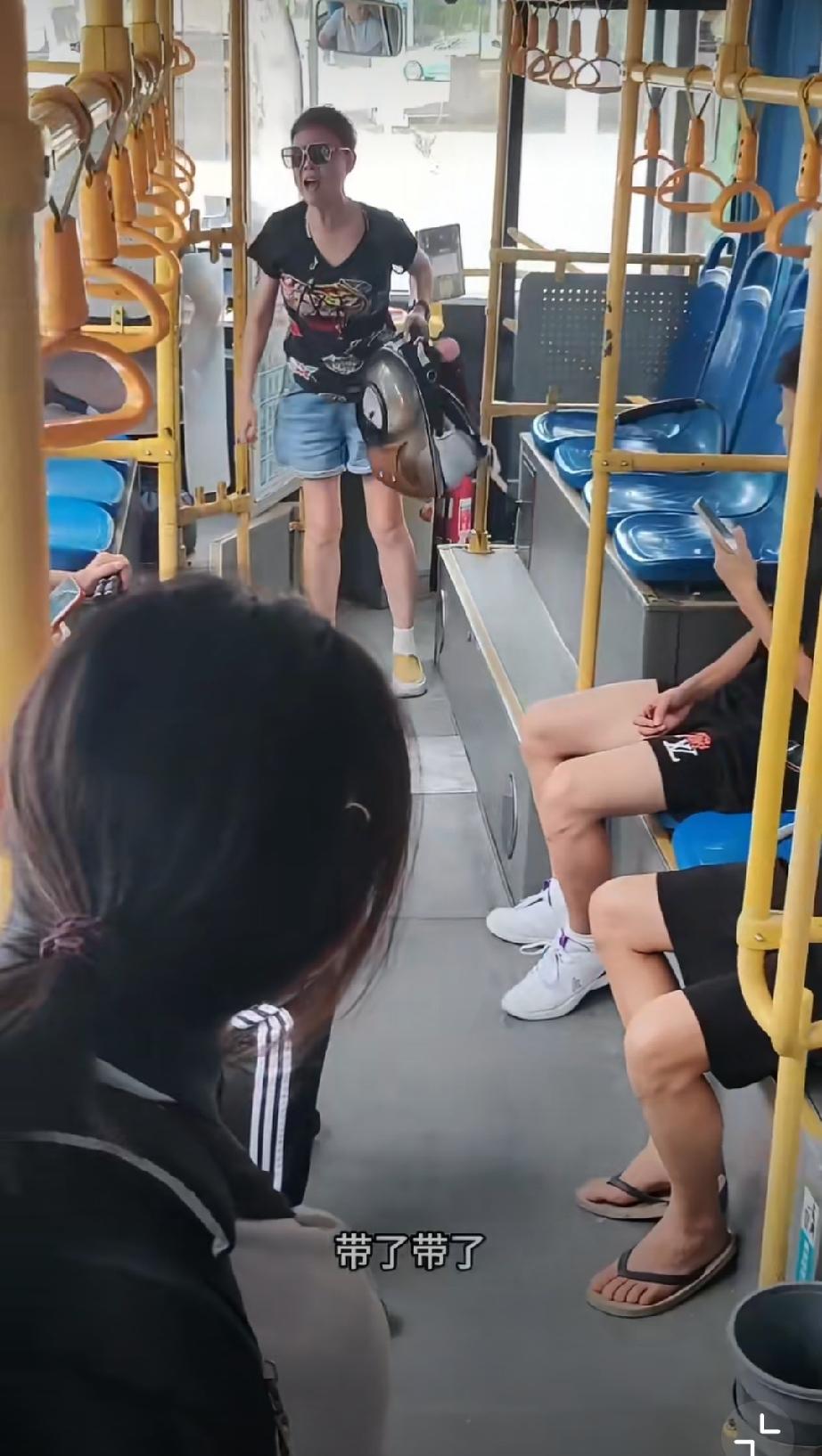 老人认为公交车上不许带狗，然后狗主人和老人吵了起来，狗主人认为有狗包不碍事，大家