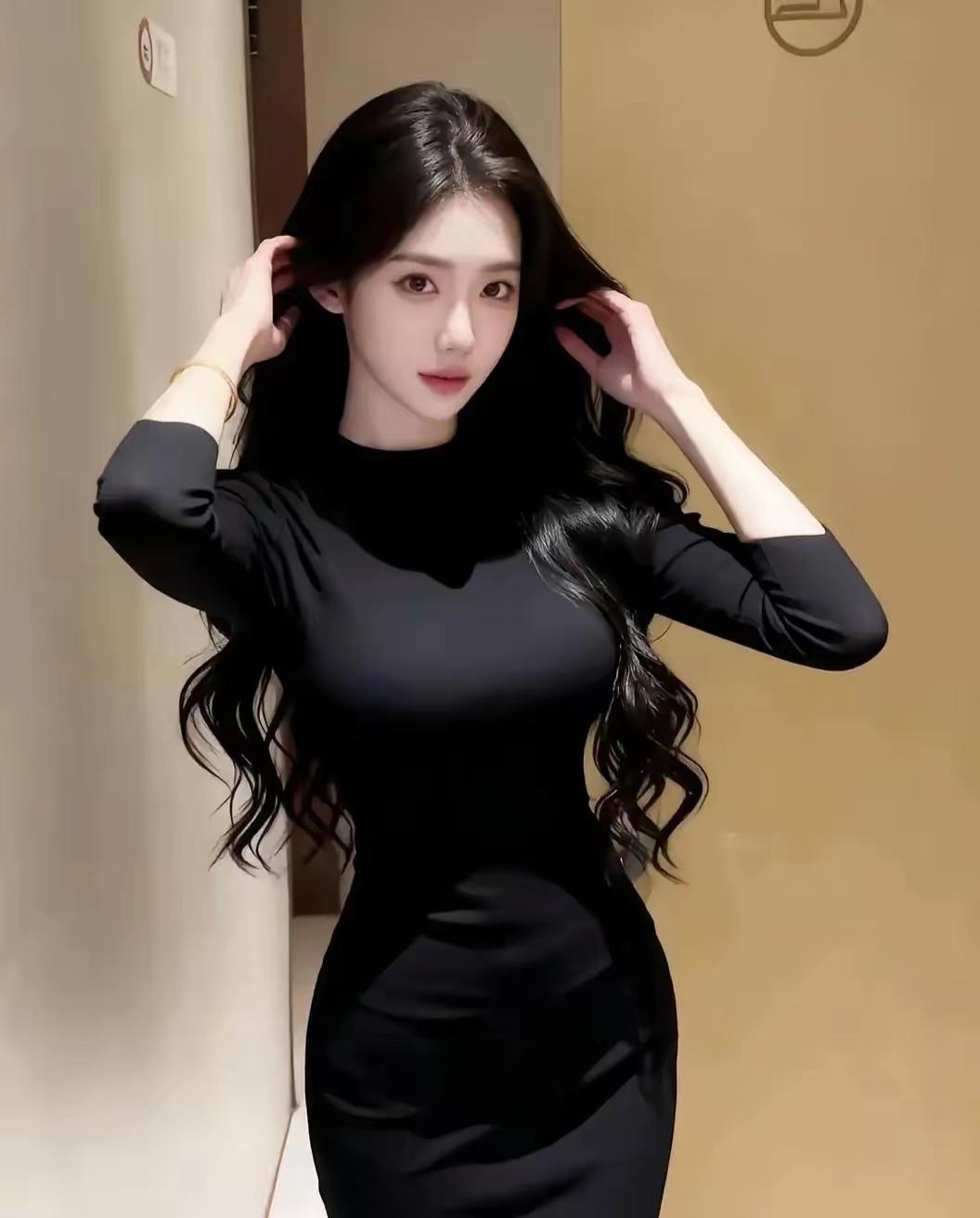 天净沙·黑裙闲吟
玄裙衬映身姿，
鬓丝微乱成诗。
暖廊浅笑韵驰。
淡妆无恃，
自