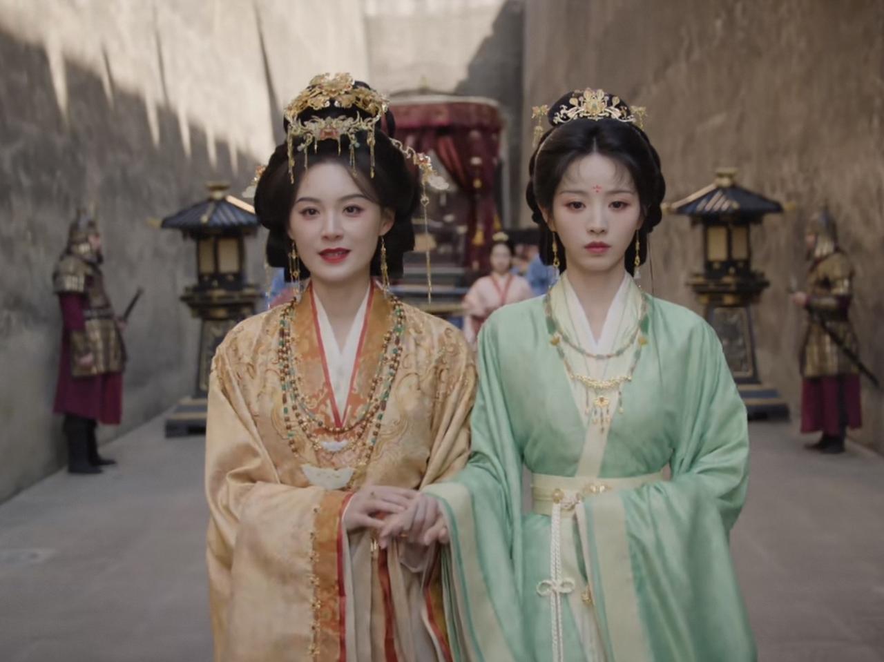 周芙守孝三年了，魏家人对她不好，她才改嫁皇帝的。

说是为了给女儿争一个前程也没