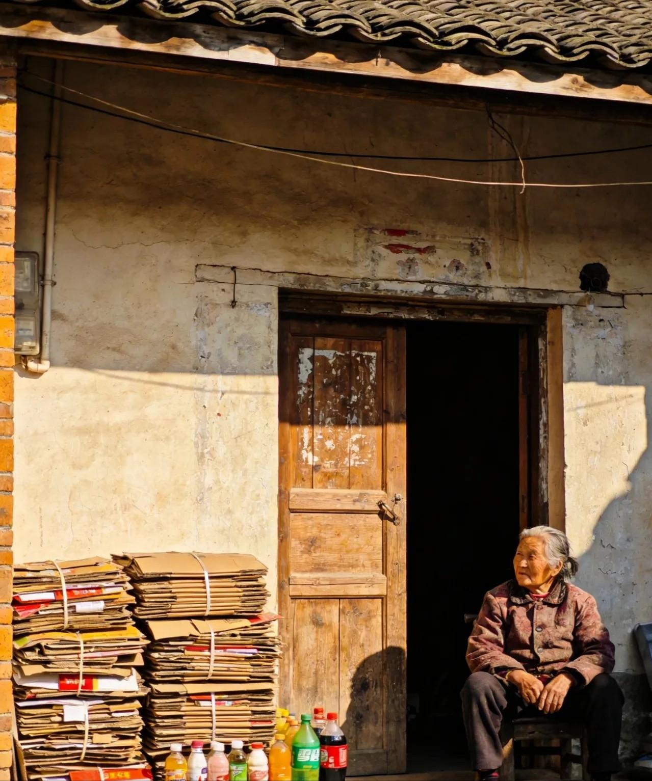 江苏，一小伙带着28.8万彩礼去女方家定亲，当时他父母也跟着一起去了，谁知，饭还