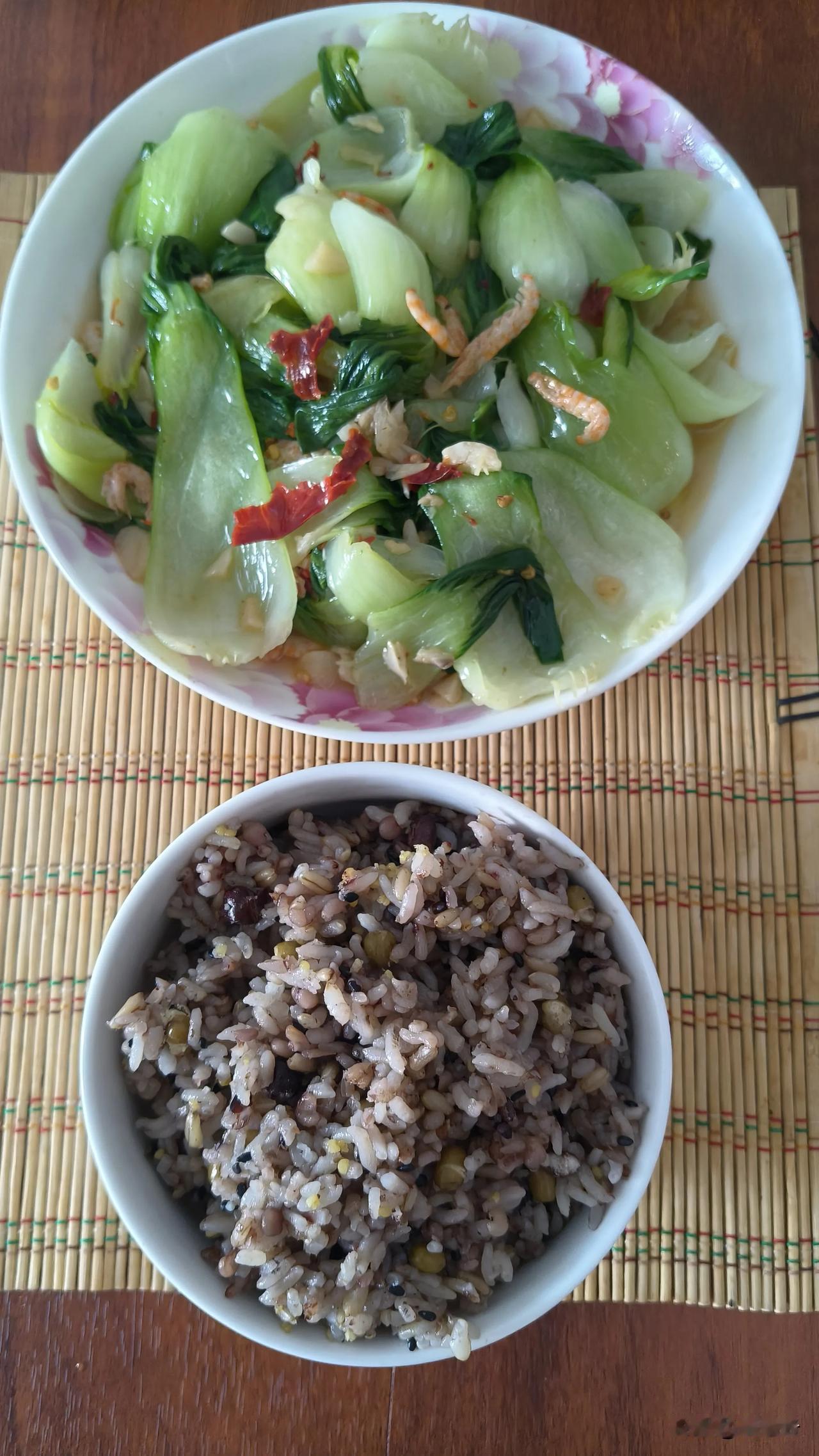 我的饭菜。我猪油炒一盘青菜，杂粮饭，红薯，胡萝卜，水煮蛋。