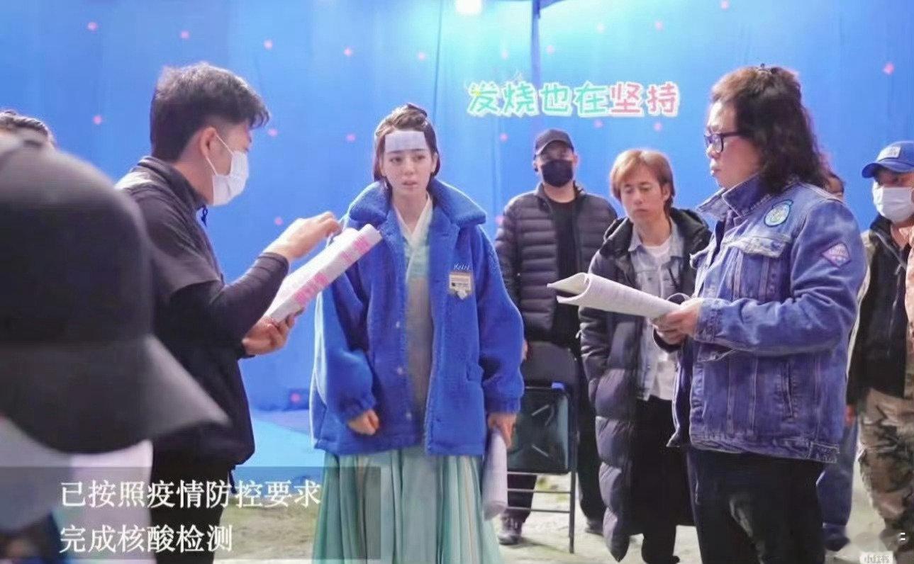 迪丽热巴感冒终于好了 从咳嗽不断到输液留痕，热巴默默扛过了不适，还不忘提醒粉丝注