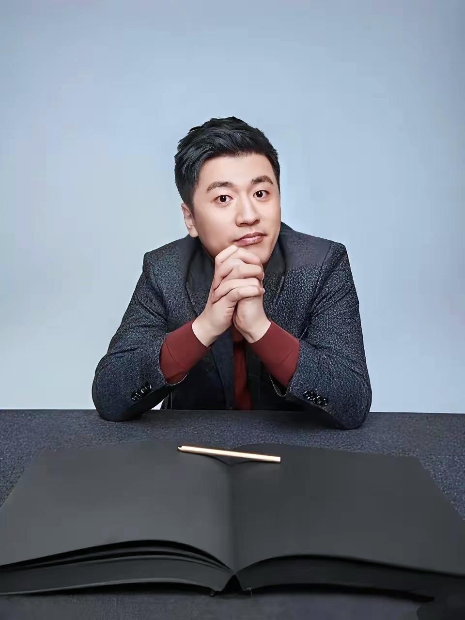 张雪峰直播回应出轨传闻，“如果真出轨不会戴婚戒直播”， 此前在演唱会上与女子亲密