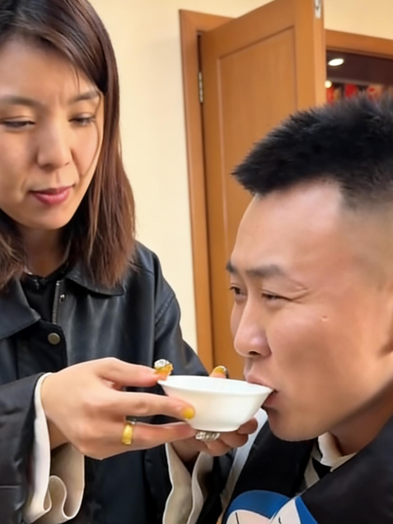 虽然我高位截瘫，
生活没法像常人一样自由，
可我这辈子最幸运的，
生在一个满眼是