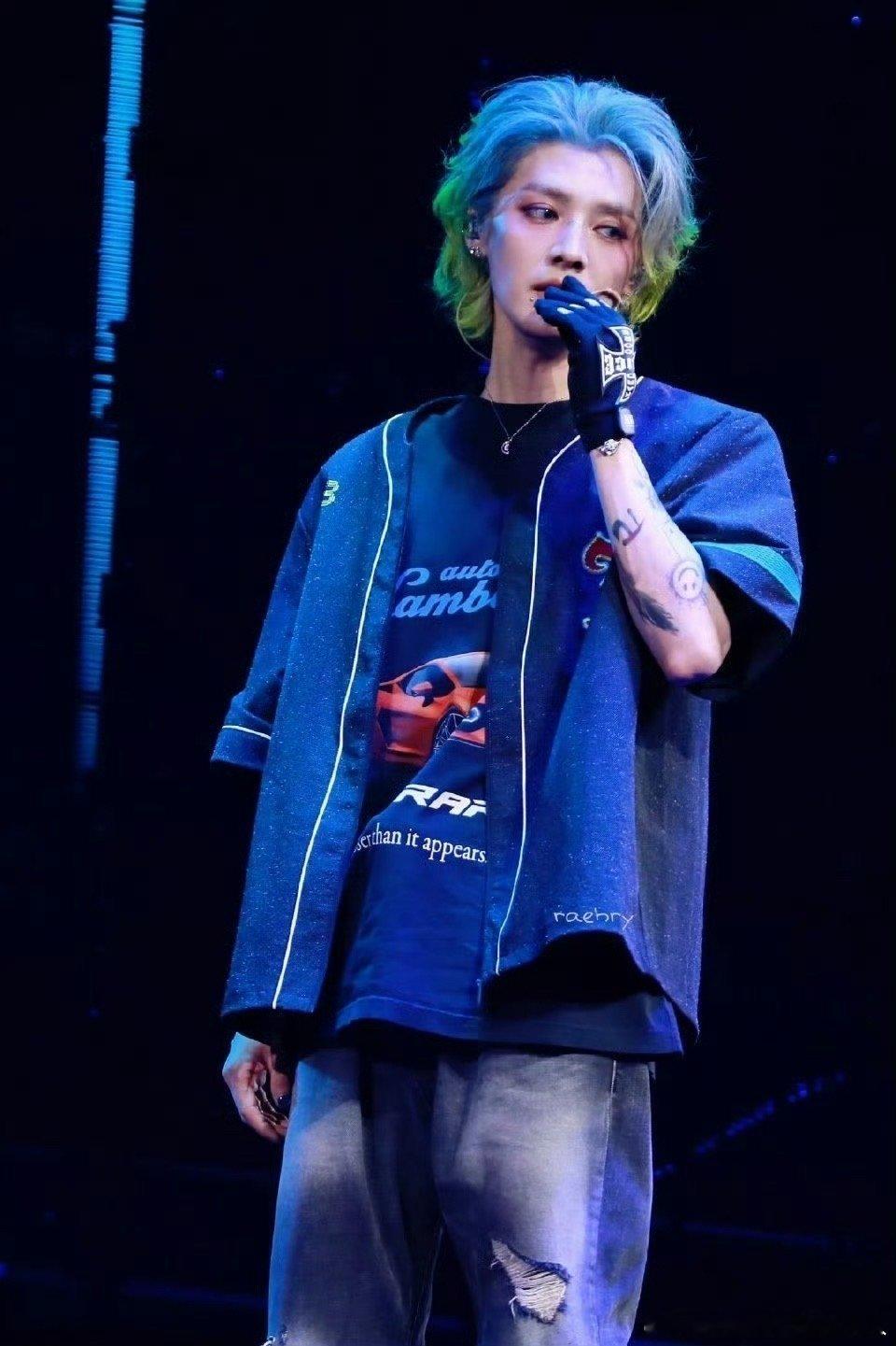 鹿晗想粉丝给呈现一个最好的状态鹿晗脸颊上打了阴影 ​​​鹿晗 ​​​