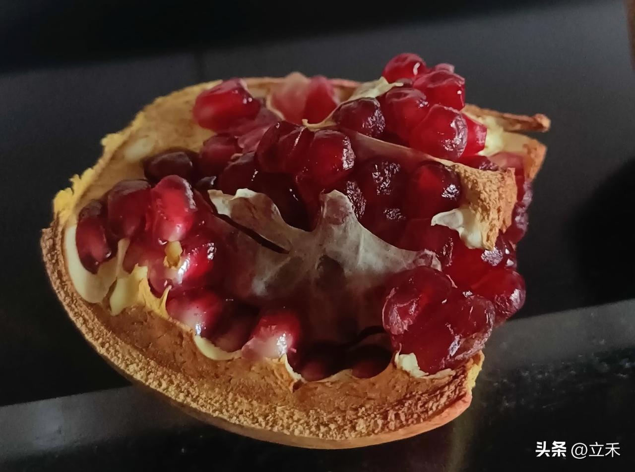 这个季节正好是石榴大量上市的时候，昨天晚上买了一个大石榴，请问好友石榴怎么挑才能
