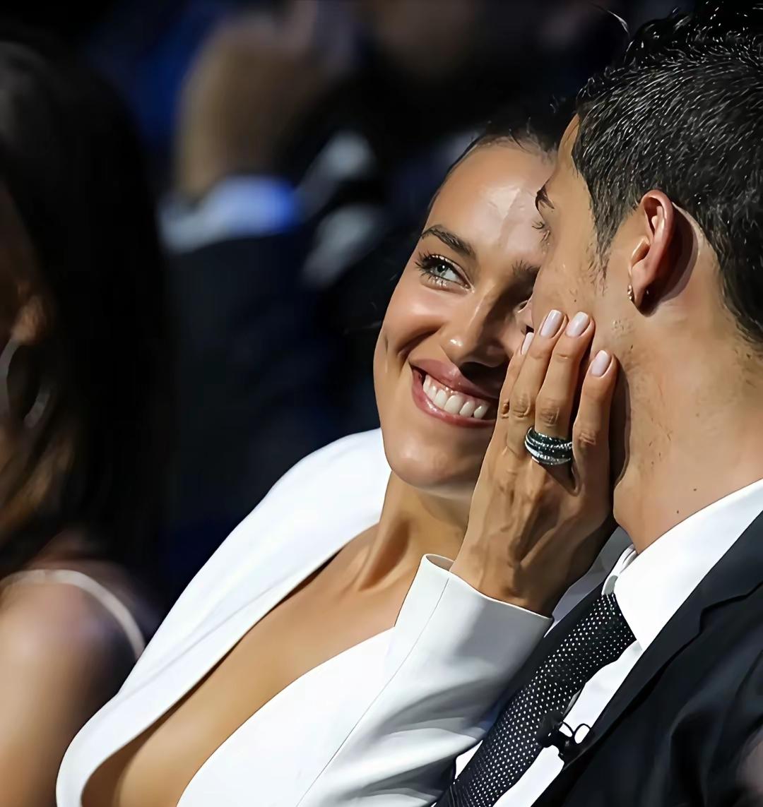 伊莲娜和C罗，如若有一个愿回头，说不准急他们就能破镜重圆了
为何？很简单！
两人